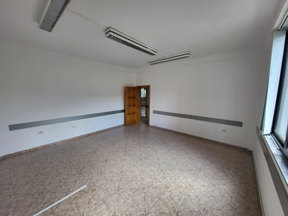 Tirane, jepet me qera ambjent biznesi Kati 1, 366 m² 2.300 € (Rruga Kujtim Laro)
