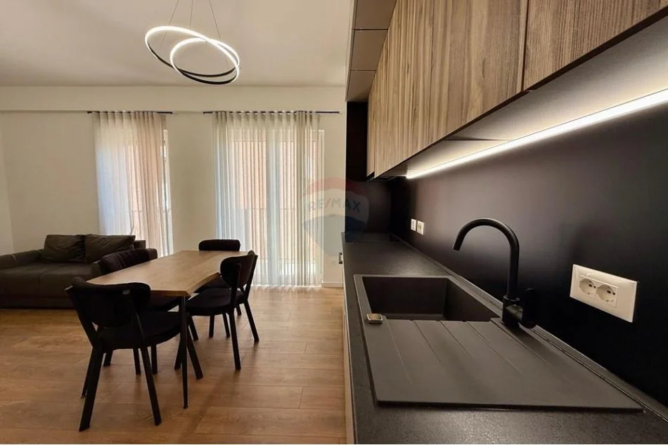 Tirane, jepet me qera apartament 1+1 , 65 m² 600 € (Jordan Misja)