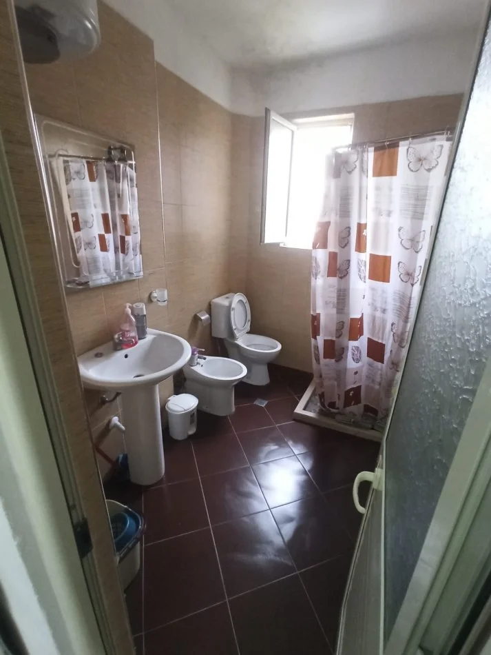Tirane, jepet me qera apartament 2+1 Kati 4, 70 m² 500 € (Rruga Muhamet Gjollesha)