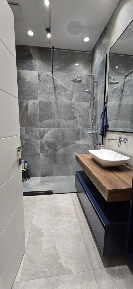 Tirane, jepet me qera apartament 1+1 Kati 8, 70 m² 800 € (Kompleksi Square 21)