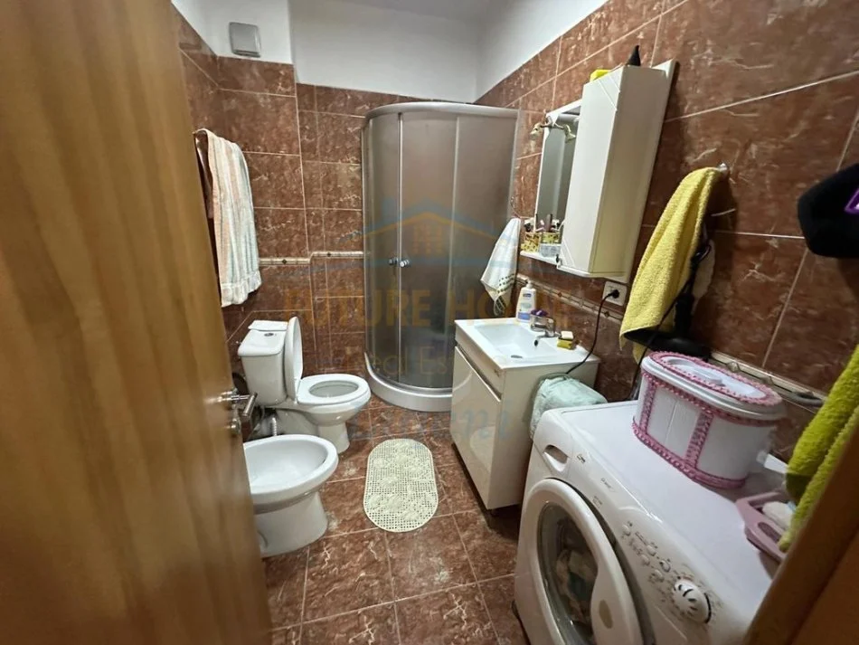 Tirane, jepet me qera apartament 2+1+Aneks+Ballkon Kati 3, 87 m² 900 € (liqeni i thate)