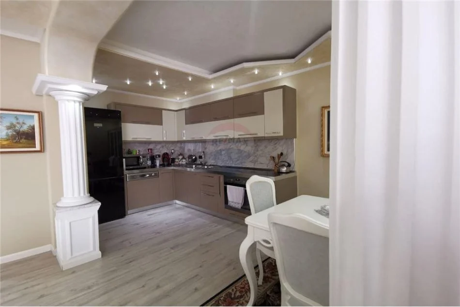 Tirane, jepet me qera , 140 m² 1.000 € (Rruga Sami Frasheri Bllok)