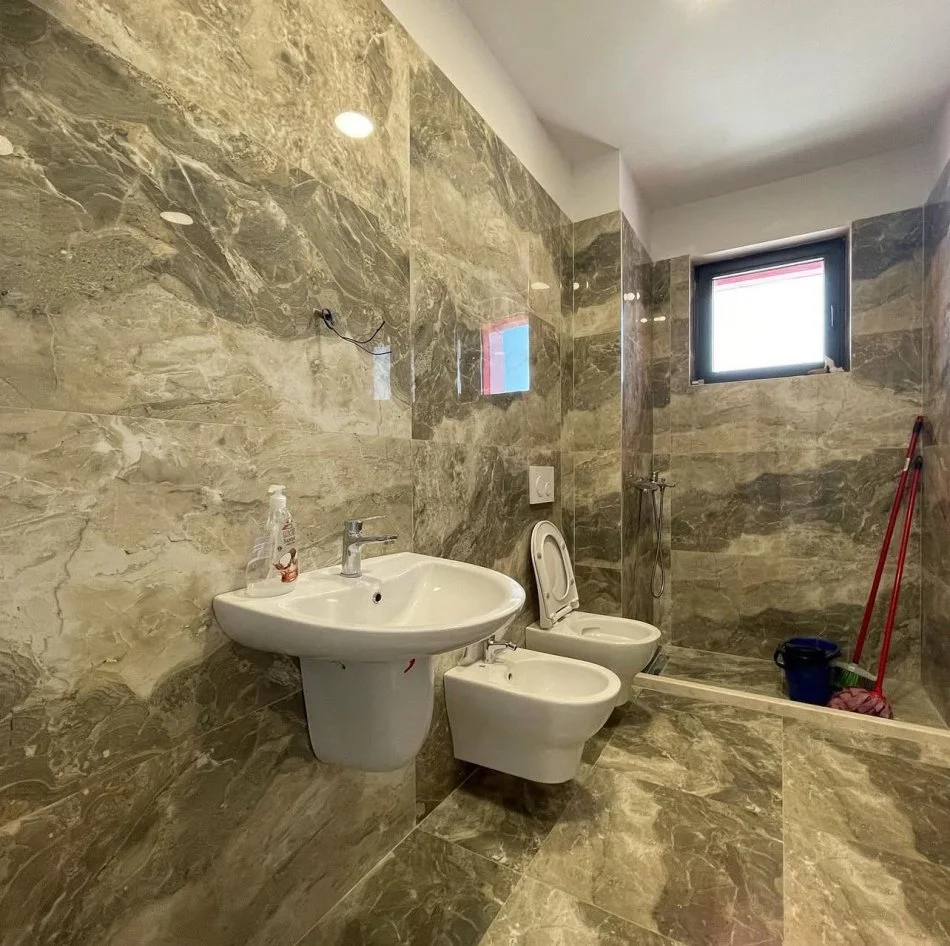 Tirane, jepet me qera ambjent biznesi Kati 7, 120 m² 550 € (Unaza e Re)