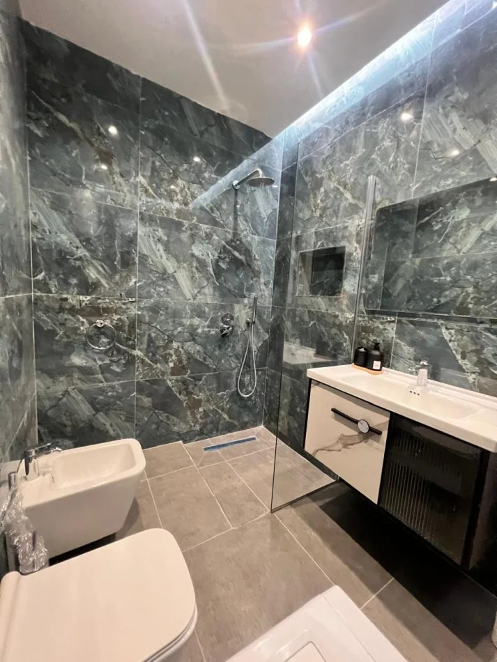 Tirane, jepet me qera apartament 2+1+Ballkon Kati 2, 95 m² 750 € (Don Bosko, Trio Tower Residence)