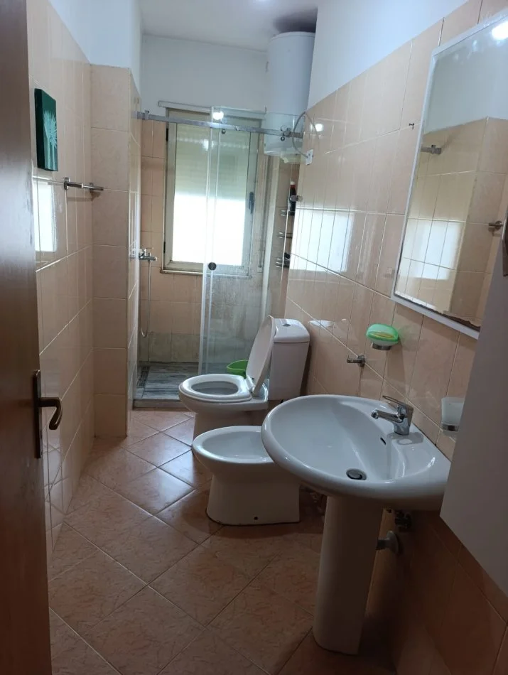 Tirane, jepet me qera apartament 2+1 Kati 5, 102 m² 450 € (Fresku)