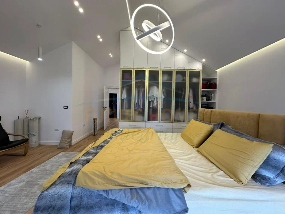 Tirane, jepet me qera Vile , 200 m² 3.500 € (BERZHIT)