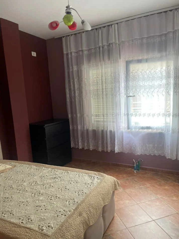 Tirane, jepet me qera apartament 2+1 Kati 4, 98 m² 600 € (Liqeni i Thate)