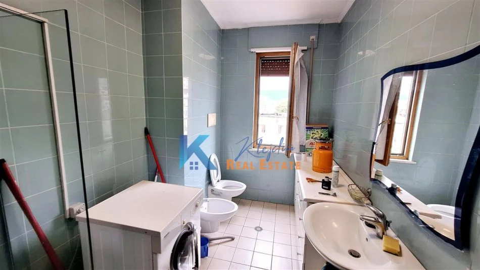 Tirane, jap me qera apartament 1+1+Ballkon Kati 6, 60 m² (Rruga e Barrikadave, afer Gjimnazit Sami Frasheri)
