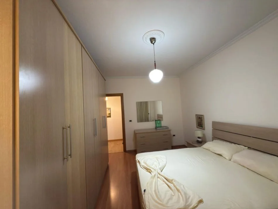 Tirane, jepet me qera apartament 2+1 Kati 8, 145 m² 800 € (Blloku)