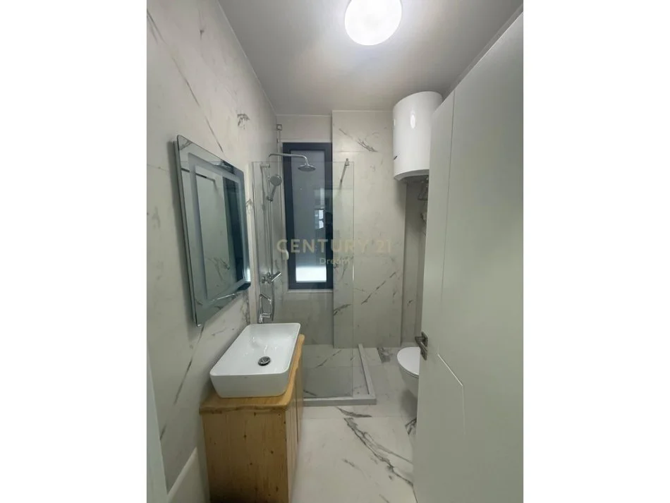 Tirane, jepet me qera apartament 2+1+Aneks+Ballkon Kati 5, 91 m² 650 € (Residenca Erli perballe UET)