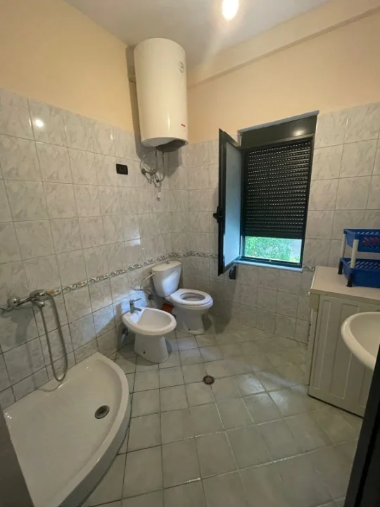Tirane, jepet me qera apartament 1+1 Kati 1, 52 m² 350 € (Selitë)