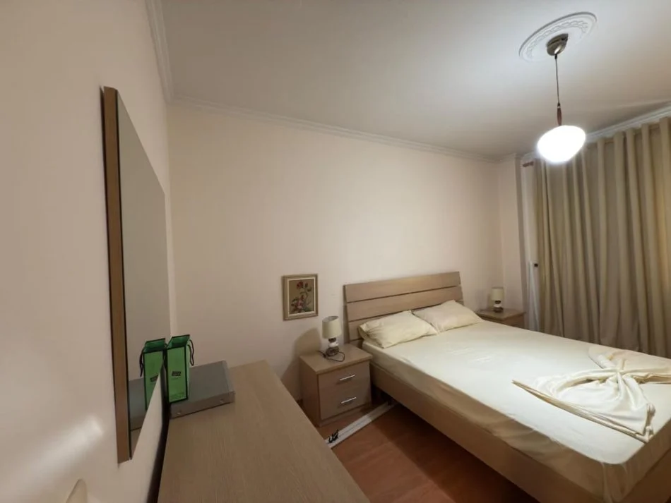 Tirane, jepet me qera apartament 1+1 Kati 8, 145 m² 800 € (Blloku)