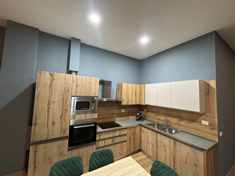 Tirane, jepet me qera apartament 1+1 Kati 1, 120 m² 650 € (Liqeni i Thatë)