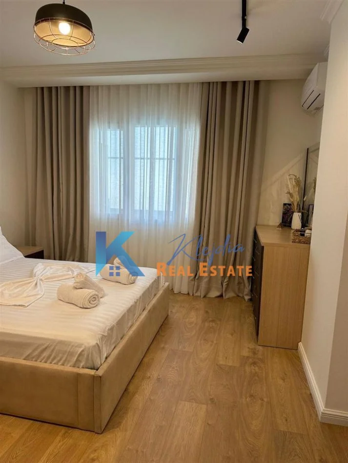 Tirane, jap me qera apartament 1+1+Ballkon Kati 5, 73 m² (Komuna e Parisit)