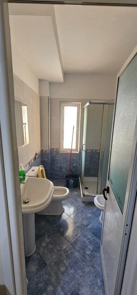 Tirane, jepet me qera apartament 2+1 Kati 1, 73 m² 400 € (Porcelan)