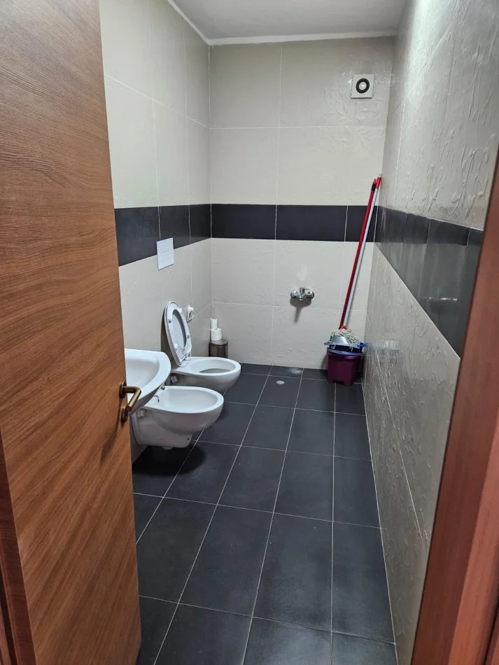 Tirane, jepet me qera zyre Kati 3, 160 m² 3.000 € (Bllok)