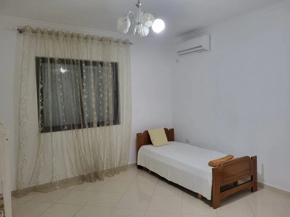 Tirane, jepet me qera apartament 3+1 Kati 2, 228 m² 600 € (Sauk i ri)