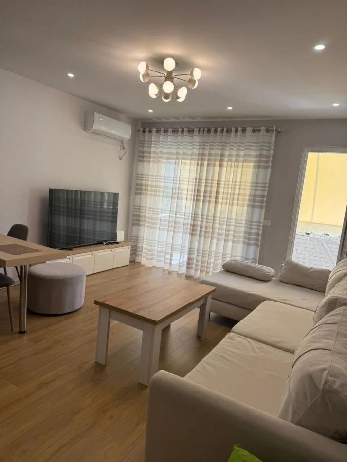Tirane, jepet me qera apartament 2+1 Kati 4, 93 m² 1.000 € (Liqeni i Thatë)