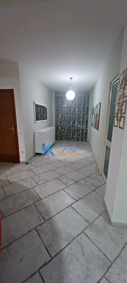 Tirane, jap me qera apartament 2+1 Kati 1, 85 m² (Afer Shkolles se Kuqe, Rruga Qemal Stafa)