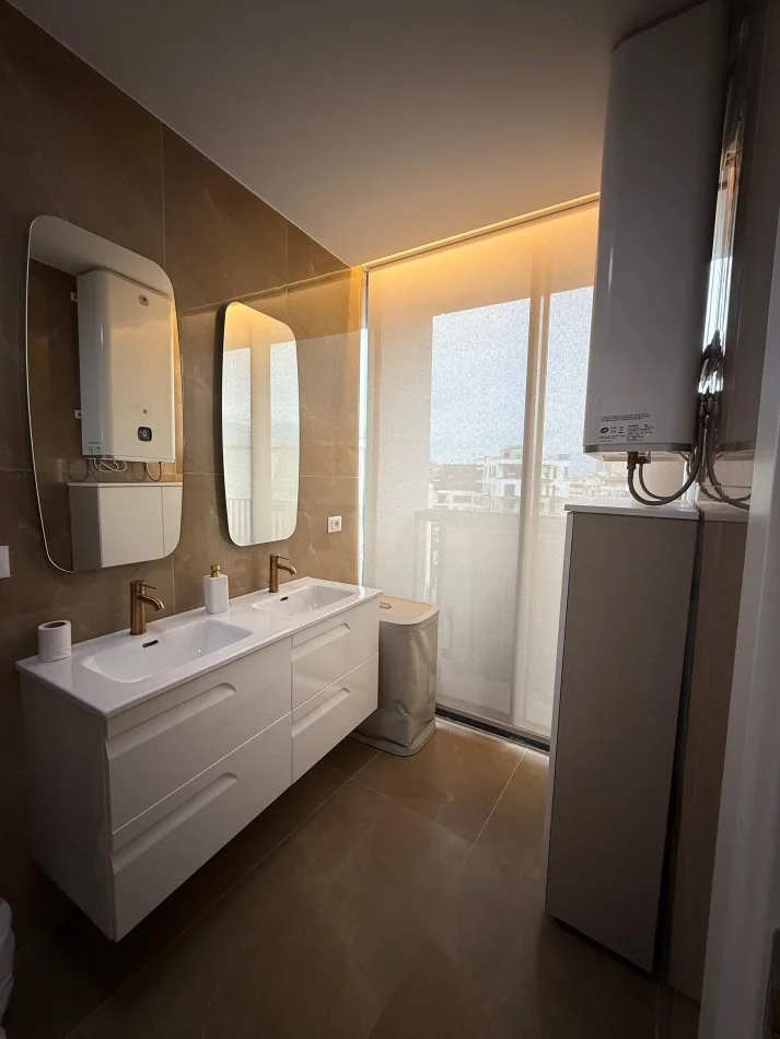 Tirane, shitet apartament 4+1+Ballkon Kati 10, 214 m² 700.000 € (Lake View)