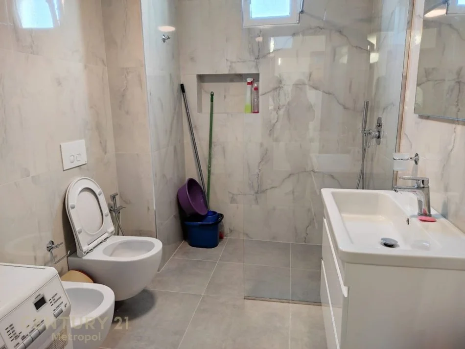 Tirane, jepet me qera apartament 2+1+Ballkon Kati 9, 82 m² 600 € (Rruga Him Kolli)