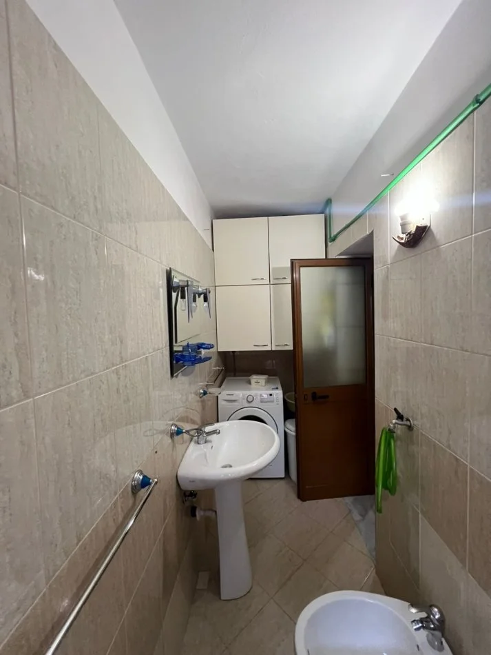Tirane, jepet me qera apartament 1+1 Kati 5, 65 m² 360 € (Xhamlliku)