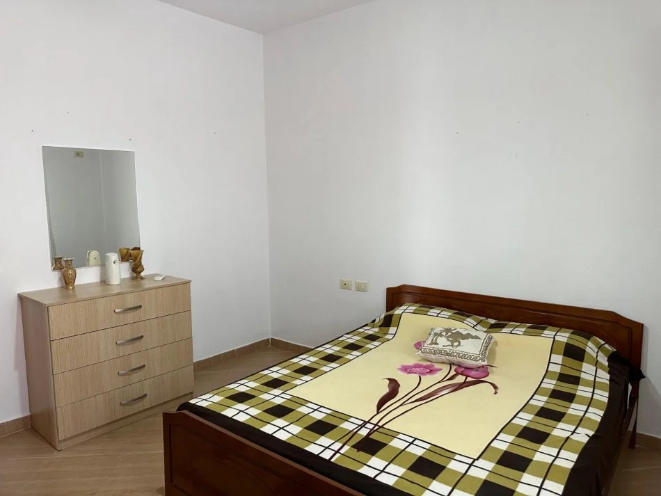 Tirane, jepet me qera apartament 2+1 Kati 2, 101 m² 450 € (Kinostudio)