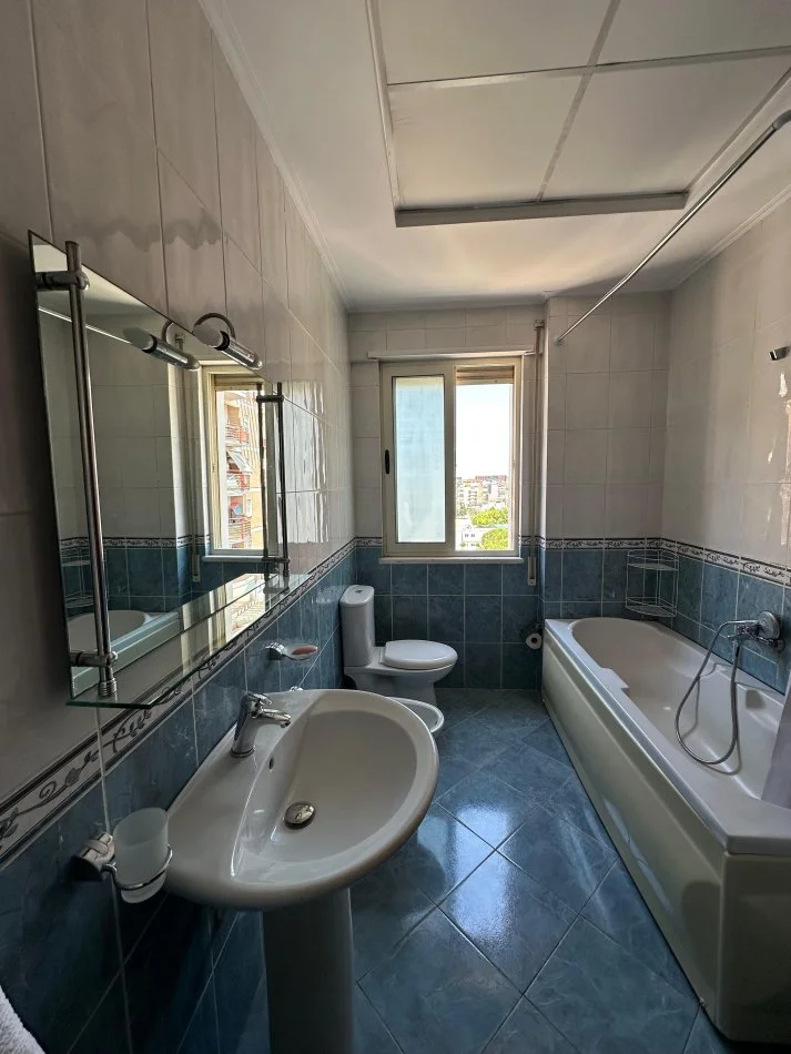 Tirane, jepet me qera apartament 1+1 Kati 8, 75 m² 550 € (Don Bosko)