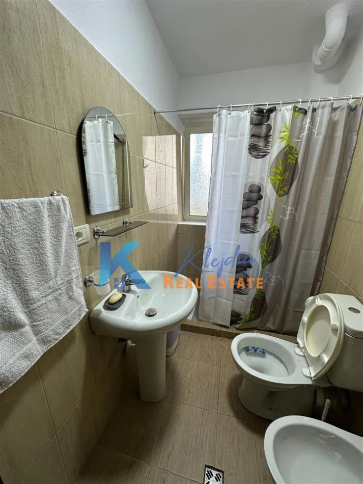 Tirane, jap me qera apartament 2+1+Ballkon Kati 2, 70 m² 600 € (Rruga e Durresit, afer hotel Colosseo)