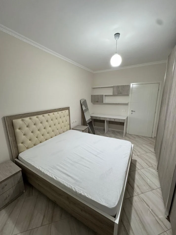 Tirane, jepet me qera apartament 1+1+Ballkon Kati 6, 65 m² 600 € (Komuna e Parisit, rruga Ibrahim Dervishi)