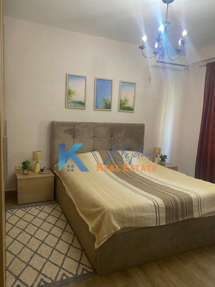 Shqiperi, jap me qera apartament 1+1+Ballkon Kati 2, 65 m² (Mbikalimi i Komunes se Parisit, afer hotel Queen)