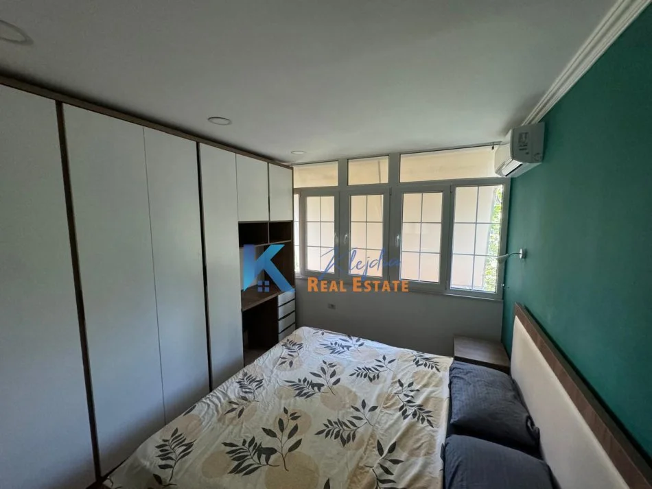 Tirane, jap me qera apartament 1+1+Ballkon Kati 4, 61 m² (Kryqezimi i 21 Dhjetorit)