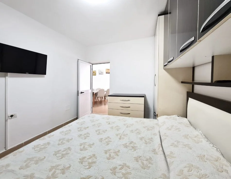 Tirane, jepet me qera apartament 1+1 Kati 0, 70 m² 700 € (Pazari i Ri)