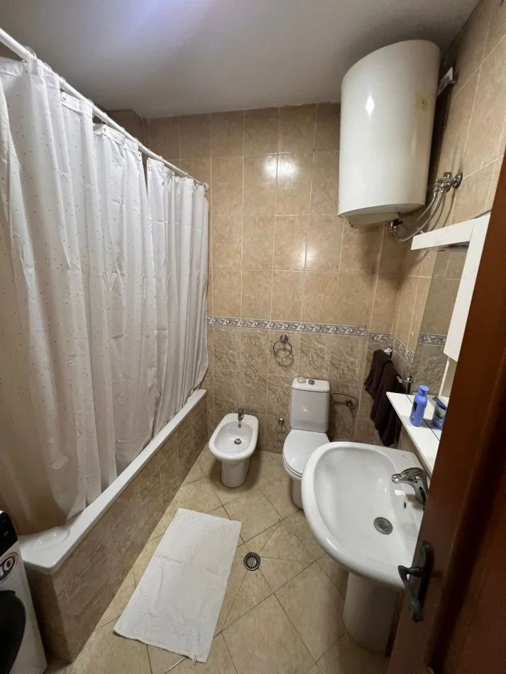 Tirane, jepet me qera apartament 2+1 Kati 10, 115 m² 1.200 € (Qender)