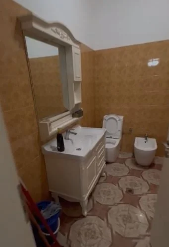 Tirane, jepet me qera apartament 2+1 Kati 3, 115 m² 700 € (Rr. Kavajes)