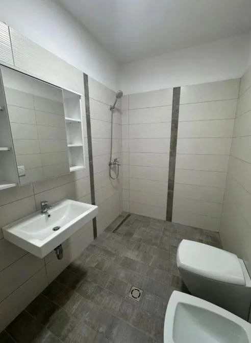 Tirane, jepet me qera apartament 1+1 Kati 4, 120 m² 800 € (Delijorgji)