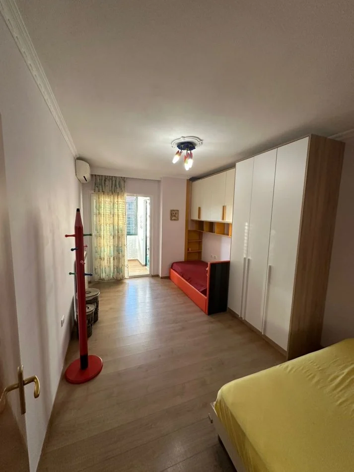 Tirane, jepet me qera apartament 2+1 Kati 2, 117 m² 650 € (Rruga e Elbasanit)