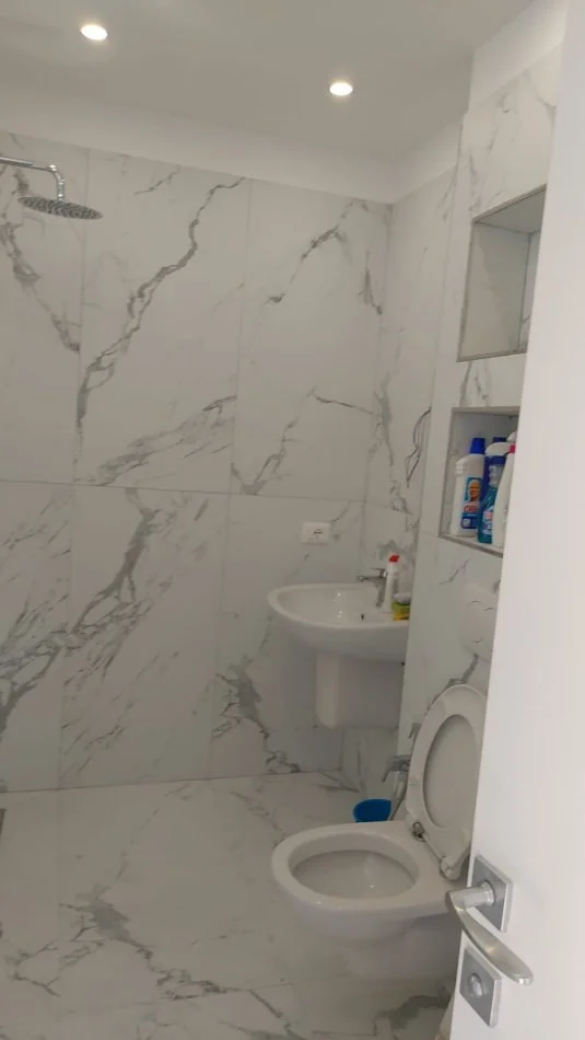 Tirane, jepet me qera apartament 1+1+Ballkon Kati 9, 75 m² 550 € (Ish Restorant Durresi, Rruga Ferit Xhajko)