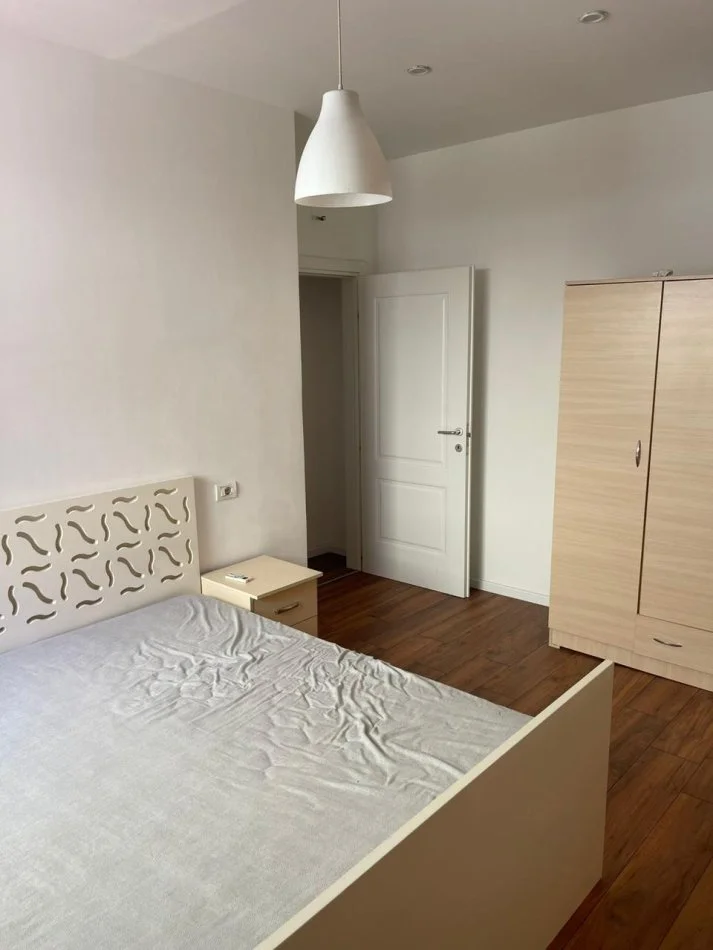 Tirane, jepet me qera apartament 2+1+Ballkon Kati 2, 85 m² 500 € (Komuna e Parisit, rruga Bill Klinton)