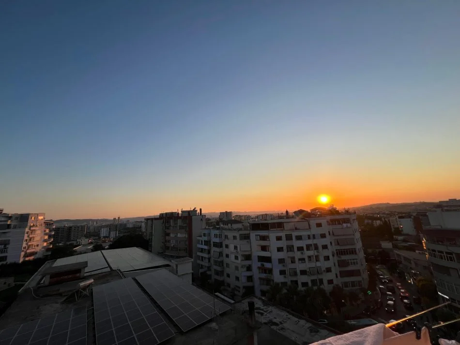 Tirane, jepet me qera apartament 2+1+Ballkon Kati 4, 78 m² 400 € (restorant fresku)