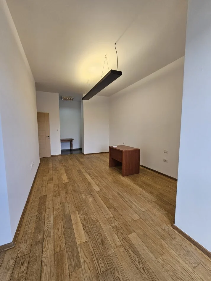 Tirane, jepet me qera zyre Kati 4, 130 m² 1.800 € (Ish-Blloku,rruga Ibrahim Rrugova, prane Tirana Bank)
