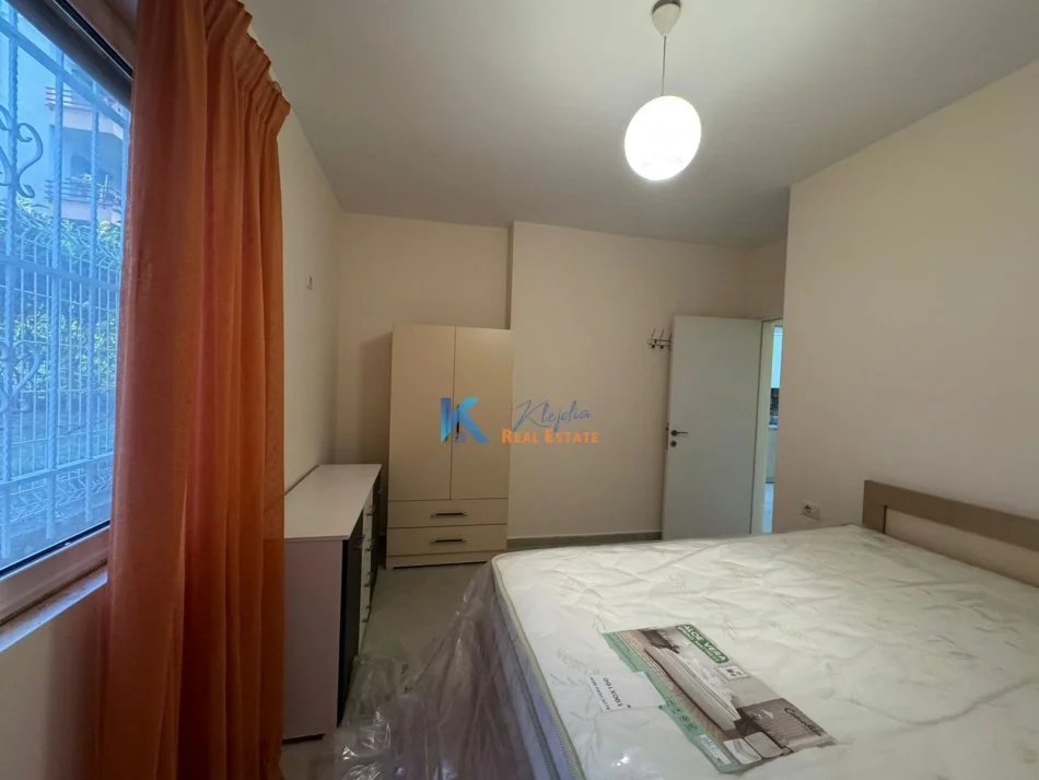 Tirane, jap me qera apartament 2+1+Ballkon Kati 3, 80 m² (Kodra e Diellit, rruga Bill Klinton)