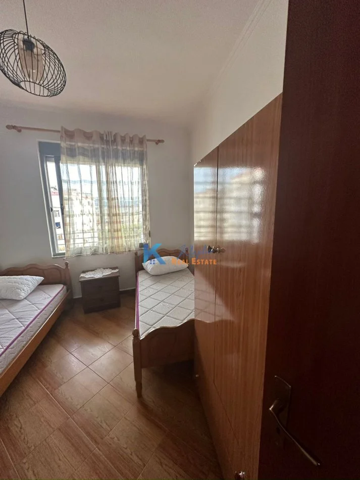 Tirane, jap me qera apartament 2+1+Ballkon Kati 5, 102 m² (mbi Maternitetin e Ri, prane Pasticeri Tito)