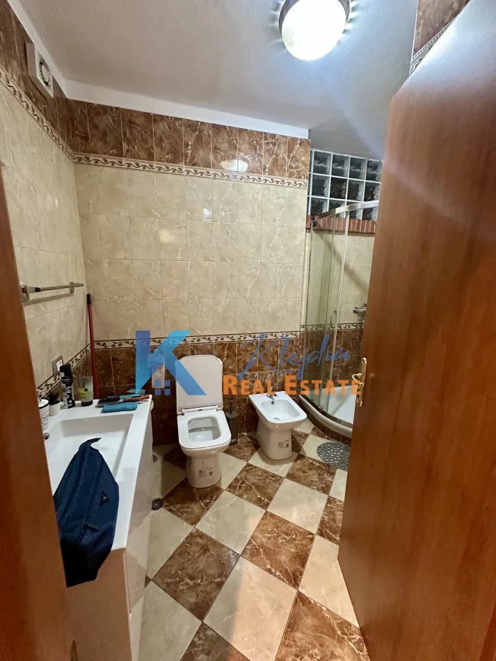 Tirane, jap me qera apartament 1+1+Ballkon Kati 5, 70 m² 670 € (Bllok, prane Fakultetit Juridik)