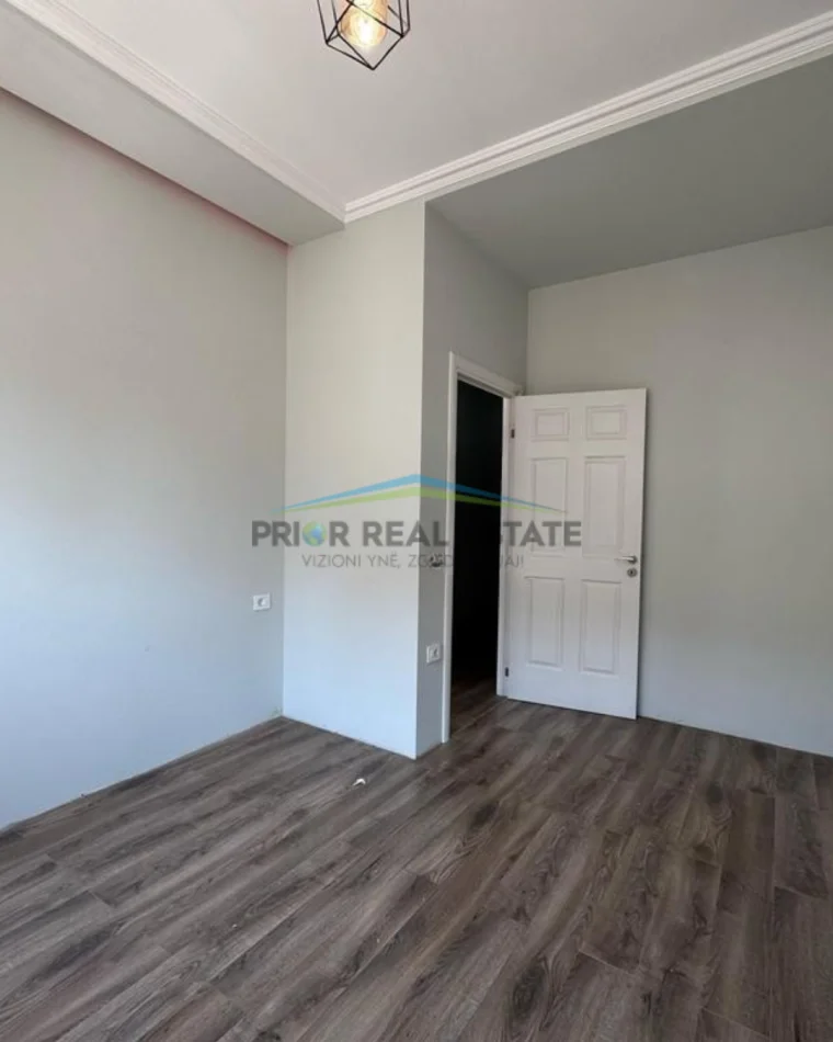 Tirane, shitet apartament 2+1+Ballkon Kati 5, 167 m² 160.000 € (Linze)