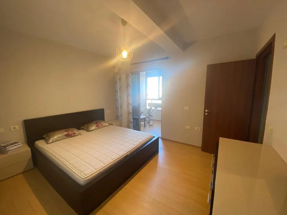 Tirane, jepet me qera apartament 2+1+Ballkon Kati 6, 100 m² 700 € (Pallati me Shigjeta, prane Karburant Kastrati)