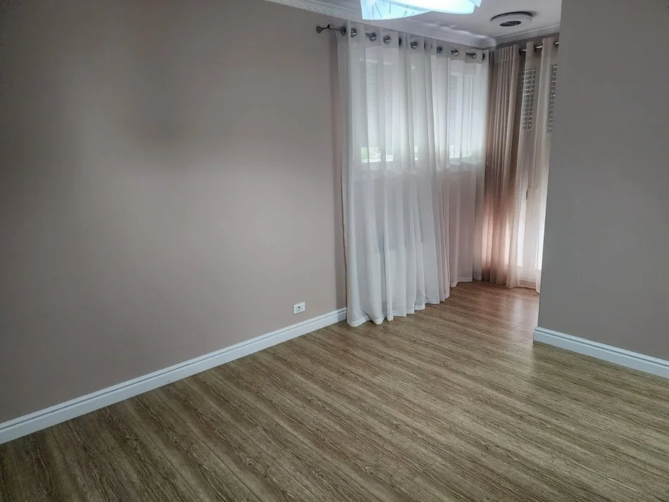 Tirane, jepet me qera Vile 3+1+Aneks+Ballkon Kati 2, 200 m² 2.000 € (TEG)