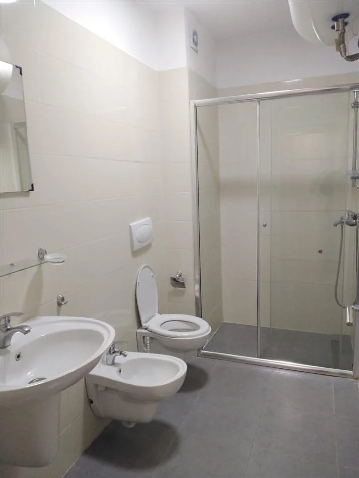 Tirane, jap me qera apartament 2+1+Ballkon Kati 2, 93 m² 600 € (21 Dhjetori, Kompleksi Magnet)