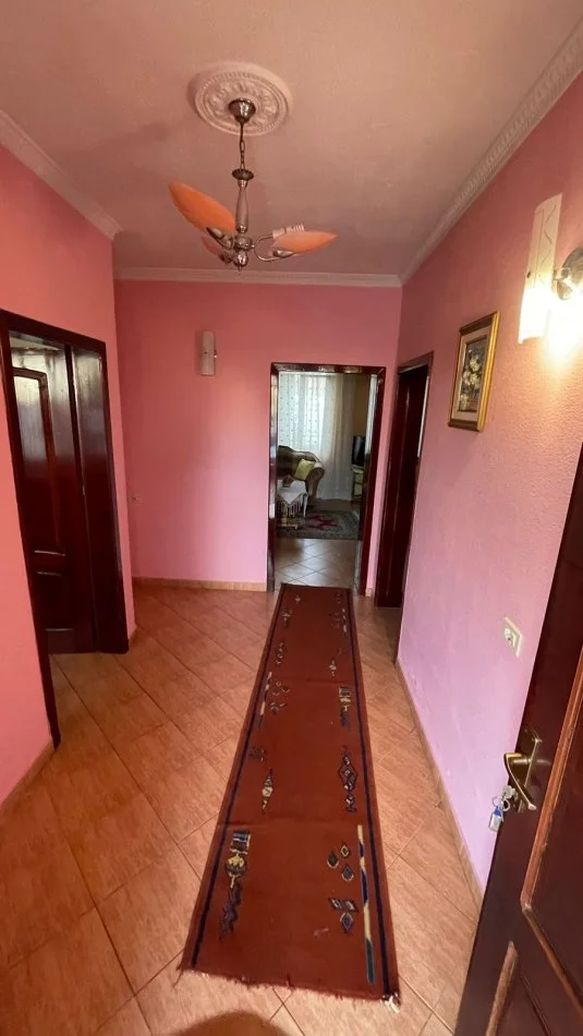 Tirane, jepet me qera apartament 2+1 Kati 1, 100 m² 300 € (Rruga Genc Ndreu, prane Univers City)