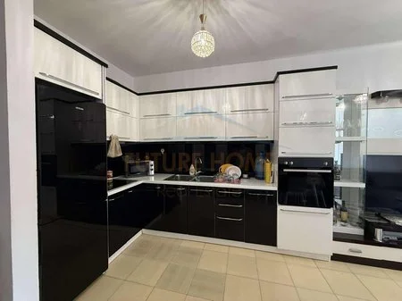 Tirane, jepet me qera apartament 2+1 , 450 € 